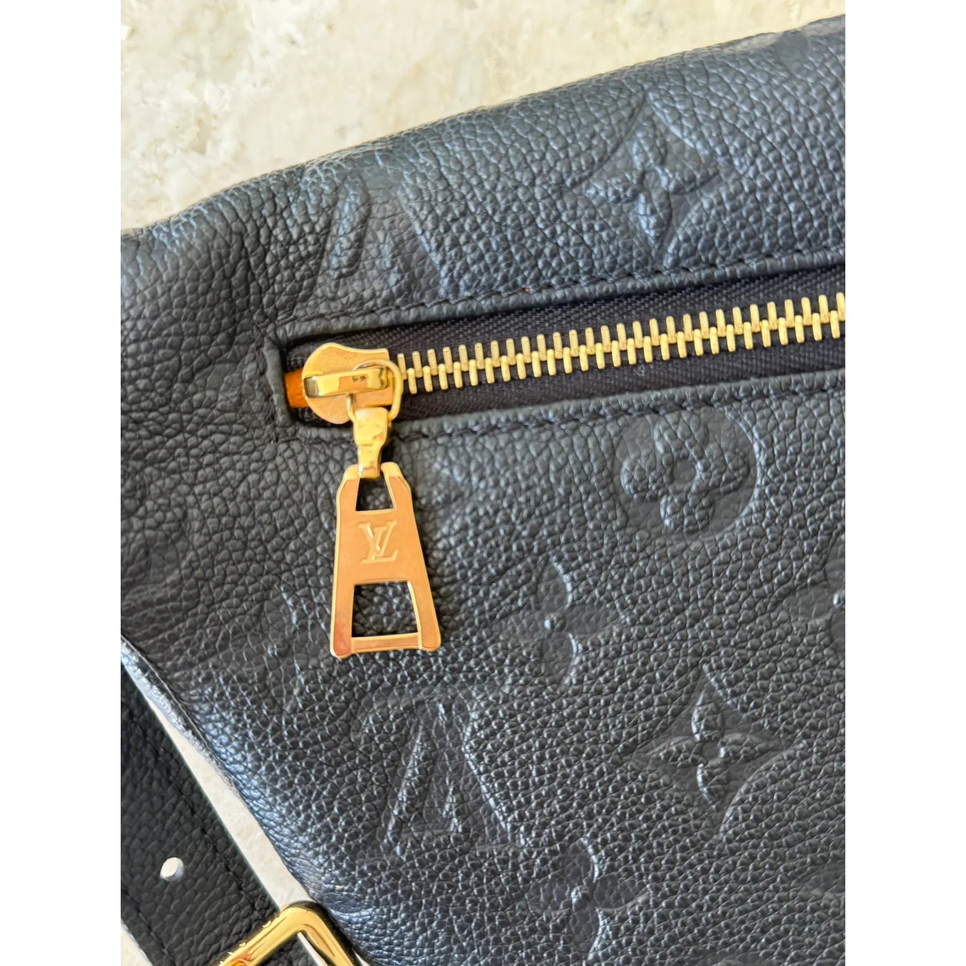 Louis Vuitton Sac à Ceinture en Cuir Noir